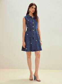 MOTF STUDIO VESTIDO VAQUERO SIN MANGAS CON DETALLE DE RHINESTONE Y PERLAS FALSAS SIN CINTURÓN - Lavado ligero - Ver 4