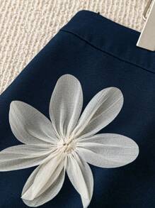 SHEIN Unity 大码女式圆领纯黑色 3D 花卉装饰盖袖上衣搭配 A 字形 3D 花卉装饰迷你裙优雅 2 件套 - 藏蓝色 - 查看 3