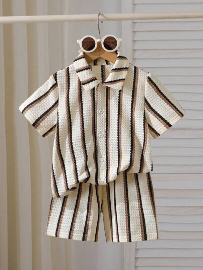 SHEIN Genkimix Kids 2 st/set Young Boy, texturerat randig stickad tröja och shortsset