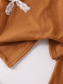Genkimix Kids Set de 2 piezas para niñas jóvenes (talla pequeña) con top de manga corta con cuello redondo cómodo con rayas, decoración de lazo de encaje blanco y pantalón largo casual, para primavera y otoño