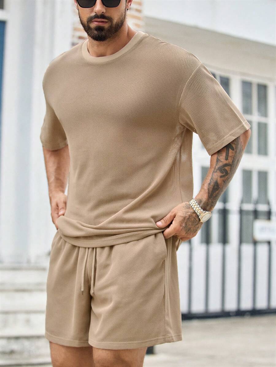 Manfinity VCAY 2 件套男士圆领短袖 T 恤和短裤套装，适合日常穿着，夏季 - 卡其色 - 查看 1