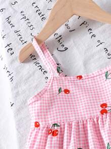 SHEIN Vintaside Kids 小女孩（小码）粉色和白色格子樱桃印花吊带背心和短裤套装，透气舒适的夏季服装