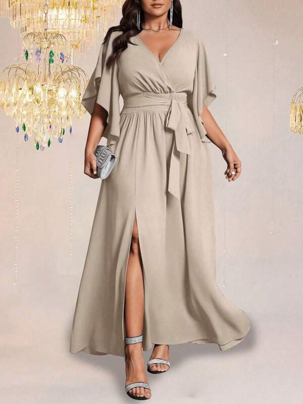 Cravure Plus-size damesjurk met V-hals, uitlopende mouwen, strikceintuur, ruches en split, elegant voor feestjes
