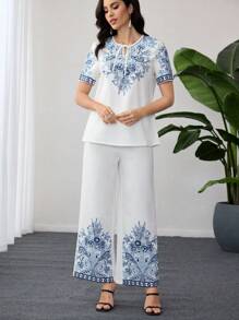 Lacomfia Conjunto de 2 piezas verano 2025: Top suelto con cuello en V y estampado vintage & Pantalones de pierna ancha, versátil y elegante - Azul - Ver 6