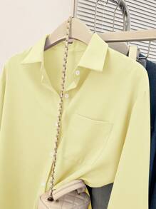 SHEIN EZwear Blusa informal de mujer talla grande con un solo abotonado, bolsillo, manga larga y de unicolor