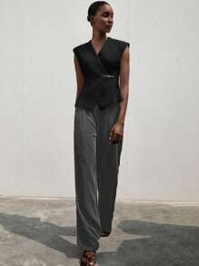 Aveloria Modichic High-End Minimalist Design Structuralism V-Neck Silhouette Solid Color Metal Butterfly Single-Breasted Decorative Waisted Fitted Women Vest Top