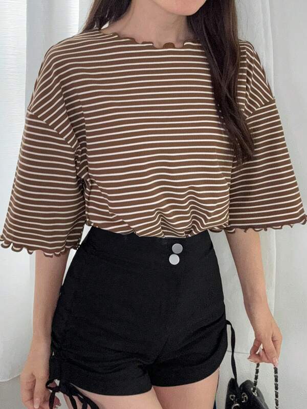 FRIFUL Camiseta de manga corta holgada con volantes ondulados y ribete de contraste a rayas para mujer, top a rayas marrón informal de verano para uso casual al aire libre, top estético a rayas, ropa de vuelta al colegio