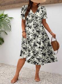 SHEIN Frenchy 大码休闲简约玫瑰印花夏季连衣裙，花卉中长连衣裙，黑色花卉中长连衣裙秋季波西米亚风