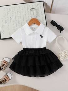 SHEIN Ensemble chemise polo blanche élégante et douce avec col et logo mignon de cheval, assorti à une jupe noire à volants. Tenue d'été pour bébé fille - Noir - Voir 8