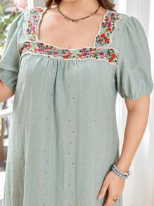 SHEIN Lacomfia 大码女式花卉刺绣泡泡袖迷你连衣裙，夏季 - 綠色 - 查看 1