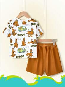 SCOOBY-DOO X SHEIN Set di maglietta a maniche corte bianca casual e pantaloncini larghi per ragazzi, con stampa di cucciolo e auto a tema cartoni animati