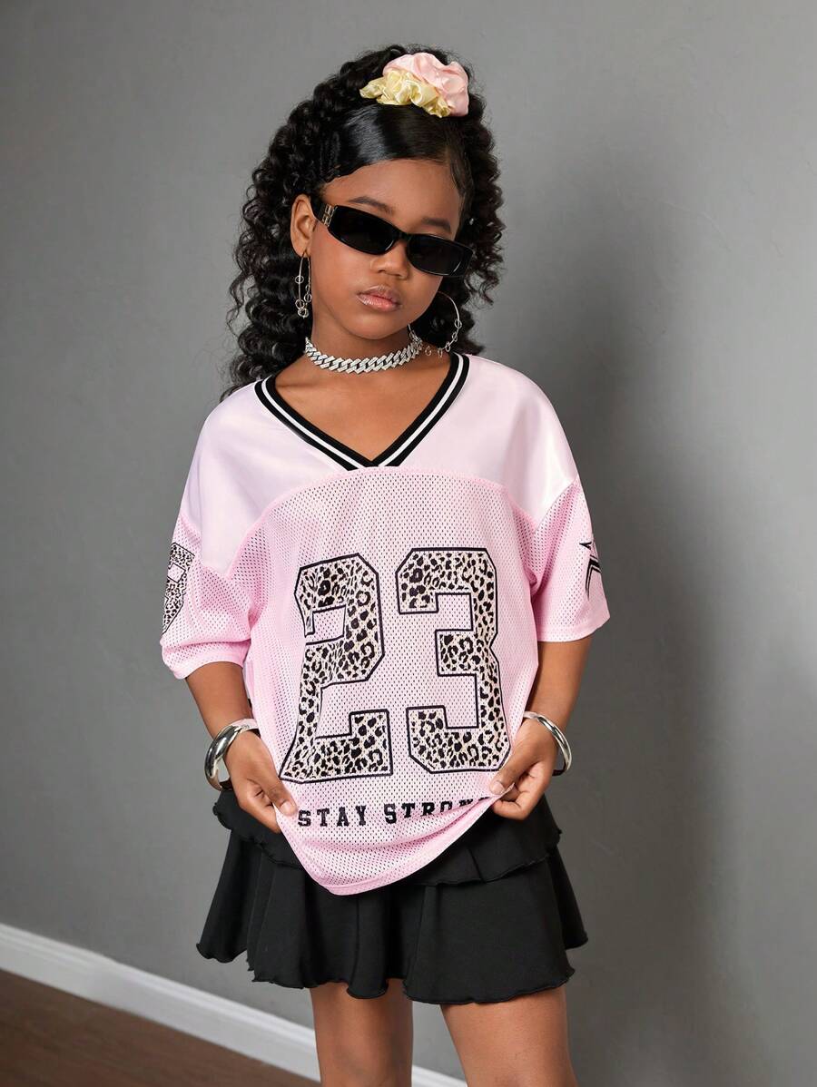 Tween Girls 街头休闲缎面网眼字母印花 V 领宽松 T 恤 + 黑色针织纯色抽绳腰部分层下摆半身裙套装，返校季 - 粉色 - 查看 1