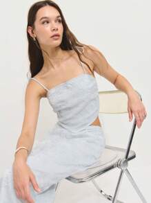 Nöista Ensemble de deux pièces doux à la lavande, comportant un crop top sans manches avec des bretelles ajustables et une jupe midi taille haute. Fabriqué dans un tissu délicat brodé avec une texture florale subtile. Élégant, féminin, chic, respirant, léger, stylé, d'été, sophistiqué, confortable, gracieux, polyvalent, romantique, frais, moderne. - Bleu azur - Voir 5