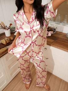 SweetSlumber Conjunto de pijama de dama con lazo rosa, manga corta y pantalón con botones - Multicolor - Ver 3