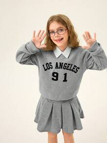 SHEIN Set de 2 piezas de niña preadolescente, camisa estilo universitario americano con estampado de letras en inglés y falda plisada, conjunto de sudadera informal