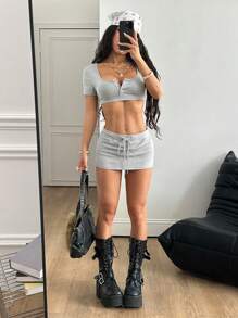 Coolane Conjunto de 2 piezas para mujer compuesto por una camiseta crop gris de ajuste ceñido con botones y una minifalda de talle bajo, atuendo de verano para salir, estilo vintage Y2K gyaru, ropa diaria