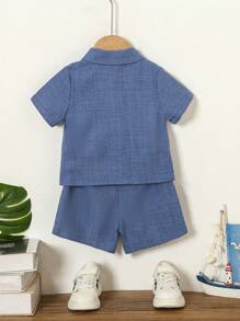 2 件套幼儿男童休闲夏装 - Polo 领短袖衬衫和松紧腰短裤套装，棕色图案纽扣点缀，简约绅士风格，舒适面料，适合 6 个月至 3 岁男童，最适合日常穿着和户外 - 彩色 - 查看 2