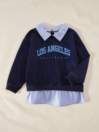 SHEIN Lässiges 2-in-1 Sweatshirt-Design für Kleine Mädchen mit blau-weißem Streifenbesatz am Ausschnitt und Saum für einen frischen, lebendigen Look. Das Schrift-Druckdesign auf der Vorderseite zeigt eine personalisierte und jugendliche Ausstrahlung. Der weiche, bequeme Stoff macht diesen Sweatshirt ideal für den Alltagsgebrauch, sei es für die Schule, Ausflüge oder Freizeitaktivitäten, und unterstreicht den lebendigen und modischen Stil des kleinen Mädchens.