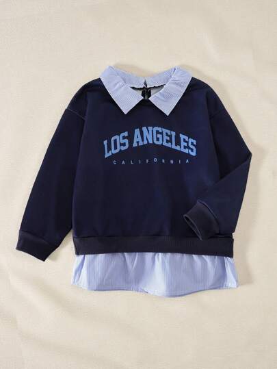 SHEIN Explorewe Sudadera casual para niñas pequeñas con diseño de 2 en 1, con ribete de rayas azul y blanco en el cuello y el dobladillo para un aspecto fresco y vibrante. El diseño de estampado de letras en el panel frontal muestra una energía personalizada y juvenil. La tela suave y cómoda hace que esta sudadera sea ideal para uso diario, ya sea para la escuela, las salidas o las actividades de ocio, destacando el estilo alegre y de moda de la niña pequeña.