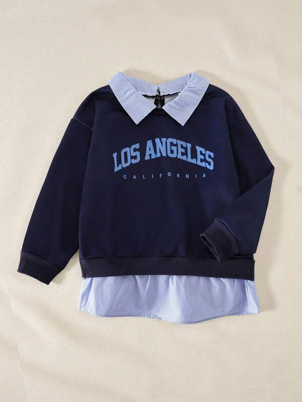 SHEIN Lässiges 2-in-1 Sweatshirt-Design für Kleine Mädchen mit blau-weißem Streifenbesatz am Ausschnitt und Saum für einen frischen, lebendigen Look. Das Schrift-Druckdesign auf der Vorderseite zeigt eine personalisierte und jugendliche Ausstrahlung. Der weiche, bequeme Stoff macht diesen Sweatshirt ideal für den Alltagsgebrauch, sei es für die Schule, Ausflüge oder Freizeitaktivitäten, und unterstreicht den lebendigen und modischen Stil des kleinen Mädchens.