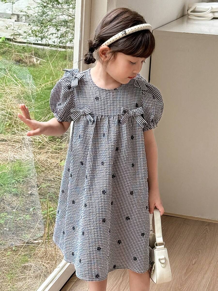 SHEIN Vestido de estilo coreano/japonés para niñas pequeñas con cuello redondo, mangas abullonadas y diseño de cuadros estilo princesa - Blanco y Negro - Ver 1