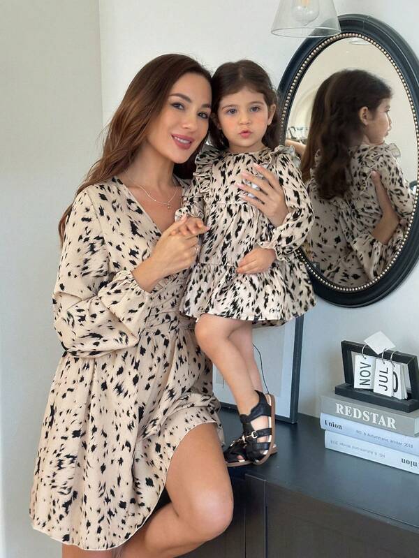 SHEIN Rochie elegantă de resort pentru fetițe, cu imprimeu leopard, mâneci evazate și tiv cu volane lejere