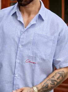 HIMLAND Camisa de manga corta con rayas y bordado estilo americano, de corte holgado y casual para hombres