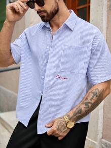 HIMLAND Camisa de manga corta con rayas y bordado estilo americano, de corte holgado y casual para hombres