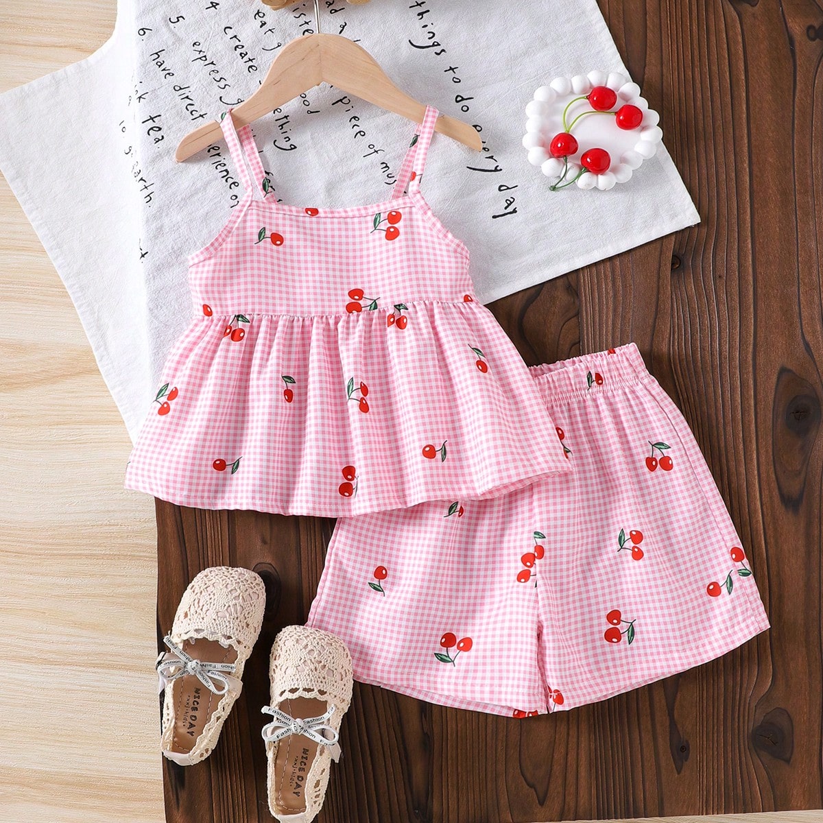 Conjunto de top de tirantes y pantalones cortos para niña pequeña con estampado de cerezas y cuadros rosas y blancos, outfit de verano transpirable