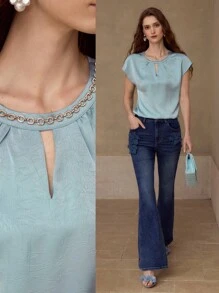 PREMIUM Blusa con escote de ojo de cerradura y cadena con diamantes de imitación - Neblina azul - Ver 1