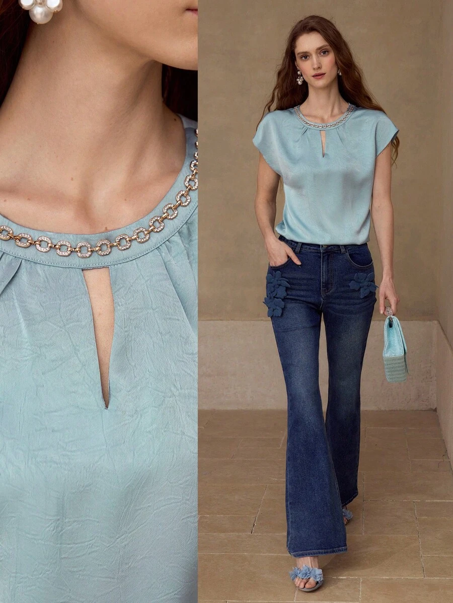 PREMIUM Blusa con escote de ojo de cerradura y cadena con diamantes de imitación - Neblina azul - Ver 1