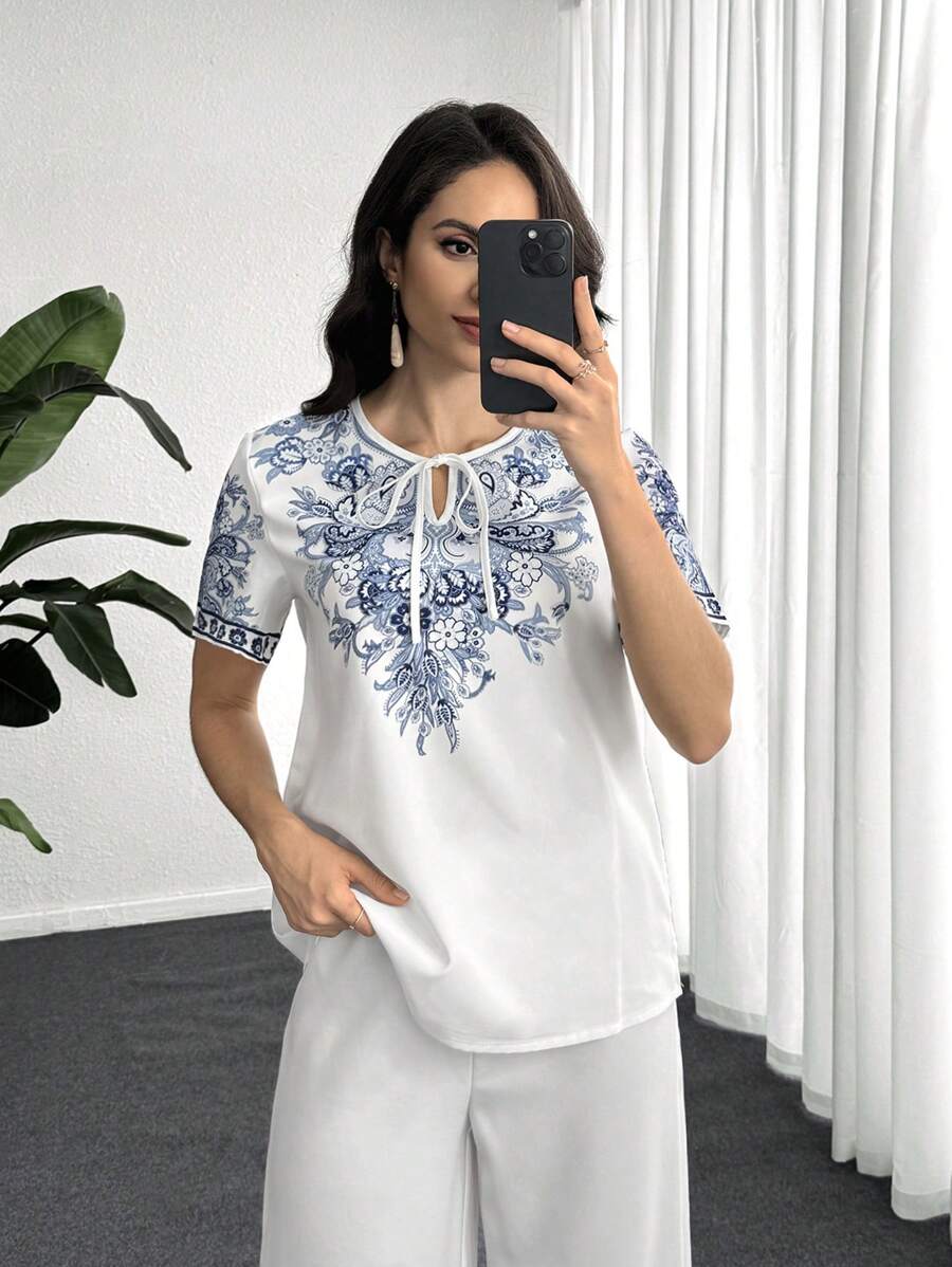 Lacomfia Conjunto de 2 piezas verano 2025: Top suelto con cuello en V y estampado vintage & Pantalones de pierna ancha, versátil y elegante - Azul - Ver 1