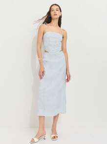 Nöista Ensemble de deux pièces doux à la lavande, comportant un crop top sans manches avec des bretelles ajustables et une jupe midi taille haute. Fabriqué dans un tissu délicat brodé avec une texture florale subtile. Élégant, féminin, chic, respirant, léger, stylé, d'été, sophistiqué, confortable, gracieux, polyvalent, romantique, frais, moderne. - Bleu azur - Voir 4
