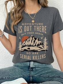 EMERY ROSE 女士休闲“冒险就在那儿，但连环杀手也在那里”图案 T 恤 - 短袖，圆领，涤纶，四季皆宜，带有山脉和树木图案，宽松版型，女士 T 恤 - 深灰色 - 查看 1