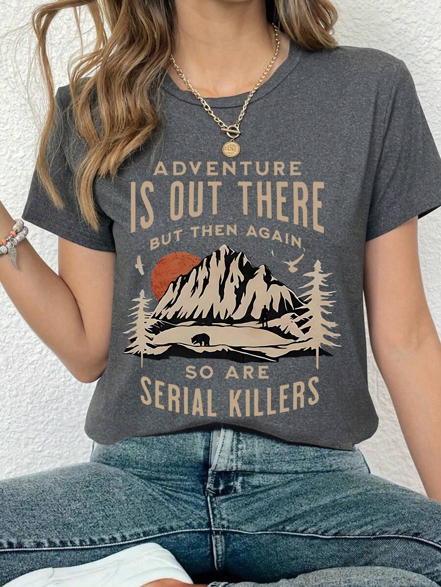EMERY ROSE 女士休闲“冒险就在那儿，但连环杀手也在那里”图案 T 恤 - 短袖，圆领，涤纶，四季皆宜，带有山脉和树木图案，宽松版型，女士 T 恤 - 深灰色 - 查看 1