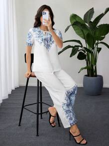 Lacomfia Conjunto de 2 piezas verano 2025: Top suelto con cuello en V y estampado vintage & Pantalones de pierna ancha, versátil y elegante - Azul - Ver 3