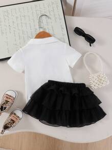 SHEIN Ensemble chemise polo blanche élégante et douce avec col et logo mignon de cheval, assorti à une jupe noire à volants. Tenue d'été pour bébé fille - Noir - Voir 3
