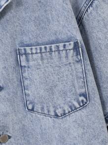 SHEIN 青少年男童两件套时尚休闲复古夏季套装，浅蓝色牛仔面料，清爽舒适宽松，包括一件牛仔翻领短袖上衣和一条工装风口袋设计的舒适宽松牛仔短裤。两件套童装，柔软舒适，适合日常穿着，也适合春夏、夏日派对、音乐节、海滩等场合，秋季也适合返校季穿着，展现复古街头朋克风。