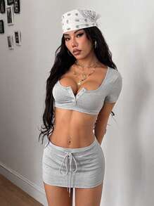 Coolane Conjunto de 2 piezas para mujer compuesto por una camiseta crop gris de ajuste ceñido con botones y una minifalda de talle bajo, atuendo de verano para salir, estilo vintage Y2K gyaru, ropa diaria