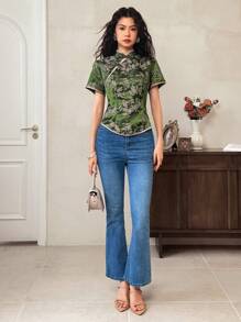 EastFlair 女士夏季花卉提花纽扣设计短袖优雅上衣，中式图案旗袍领中式旗袍上衣，中式绿色上衣，亚洲风格服饰 - 軍綠色 - 查看 2