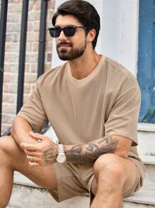 Manfinity VCAY 2 件套男士圆领短袖 T 恤和短裤套装，适合日常穿着，夏季 - 卡其色 - 查看 2