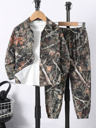 SHEIN 2 件套年轻男童休闲迷彩印花短袖衬衫和慢跑裤套装，F 领，适合日常穿着、度假和运动，适合所有季节迷彩套装