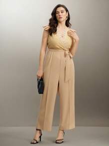 SHEIN Clasi Tuta elegante a tinta unita da donna con collo a V, bordi in pizzo, maniche corte a campana e cintura, taglie comode - Cachi - Visualizzare 3