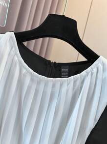Franclia Women's Elegant Commuting Sleeveless Contrast Color Pleated Shirt - Black and White - View 3