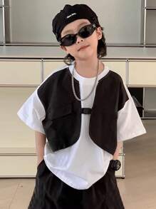 Set de 2 piezas de ropa casual deportiva para niños jóvenes - Camiseta de manga corta con estampado de texto oversize y pantalones cortos cargo negros, adecuado para viajes, escuela y primavera/verano