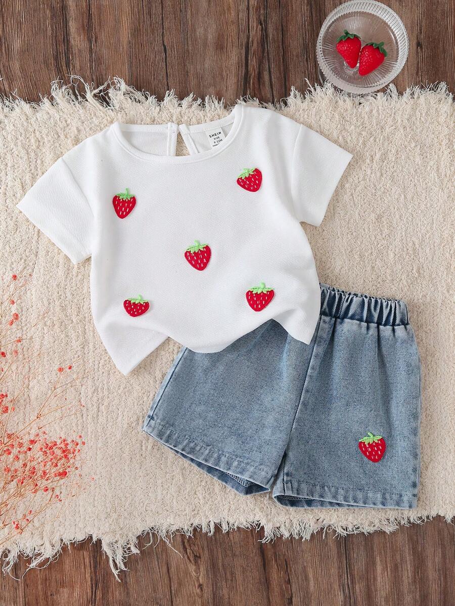 SHEIN Vintaside Kids Conjunto de 2 piezas de verano para bebé/niña pequeña que incluye parte superior informal con bordado de fresa y shorts de mezclilla bordados cómodos - Blanco - Ver 1
