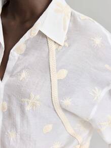 Ontre 优雅风格刺绣面料白色刺绣面料胶带连接翻领长袖女式衬衫，宽松休闲夏季服装 - 白色 - 查看 5