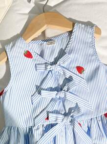 SHEIN 年轻女孩休闲简约舒适圆领无袖草莓印花领结荷叶边下摆上衣和短裤套装