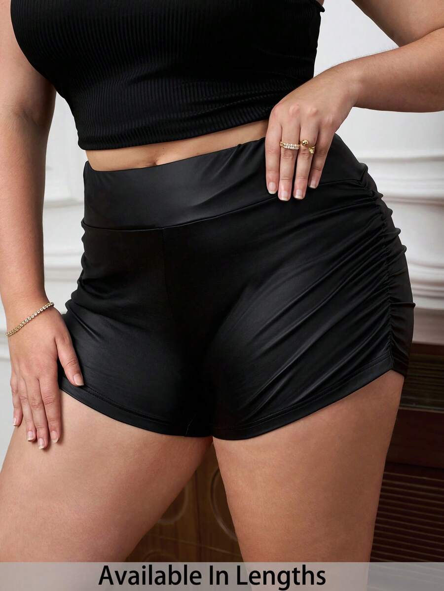SHEIN Tall CURVE Celana Pendek Kulit Imitasi Elastis Berkerut Warna Polos Serbaguna untuk Ukuran Plus - Hitam - View 1