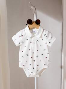 男婴休闲半开领纽扣polo衫连体衣，度假主题帆船、海鸥和棕榈树印花短袖针织连体衣，适合3个月至24个月的宝宝，居家、日常穿着、旅行、夏季皆宜。男女宝宝服装，品牌男婴服装，连体衣，男婴服装，男婴服装，婴儿连体衣，男婴学院风连体衣，新生儿连体衣，婴儿连体衣。